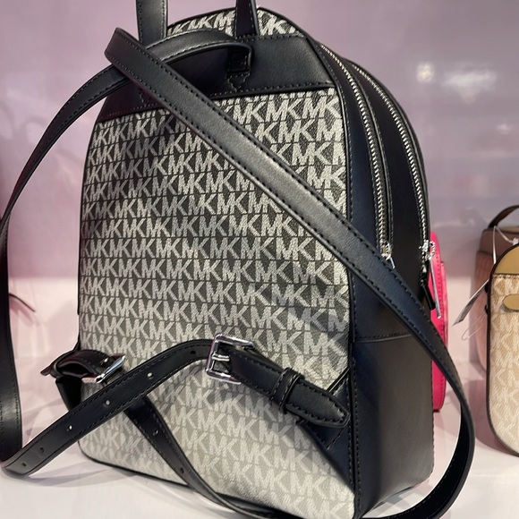 Michael Kors Jaycee Medium Ombré Signature Logo Backpack
Black
NWT - Picture 6 of 14